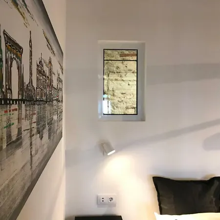 Lovely At Circus Apartment
