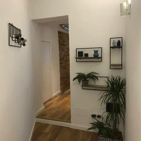 Lovely At Circus Apartment